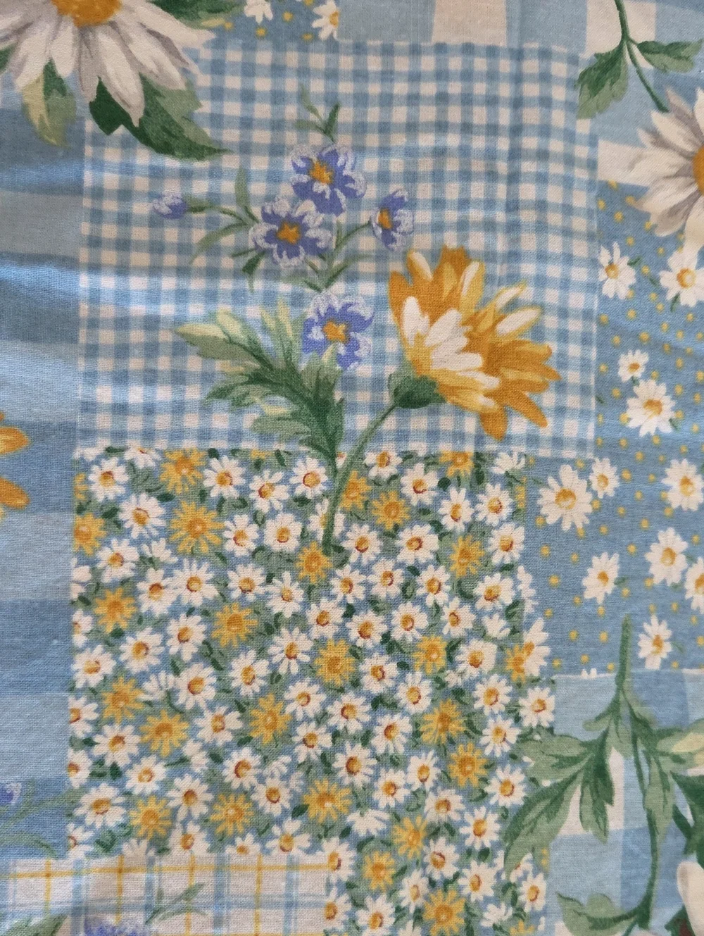 Vintage Daisies Floral Quilting Cotton Sewing Fabric 2.4yds